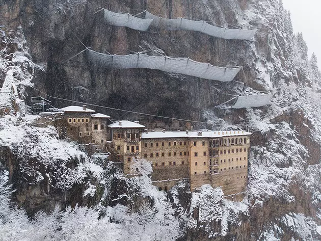 Снег заметает высокогорные районы турецкого Трабзона