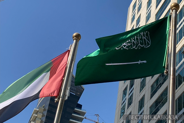 Флаги Саудовской Аравии и ОАЭ