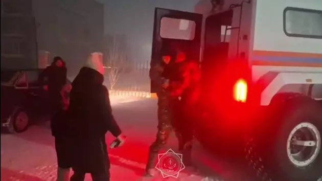Казахстанские спасатели выручили 28 замерзающих пассажиров автобуса