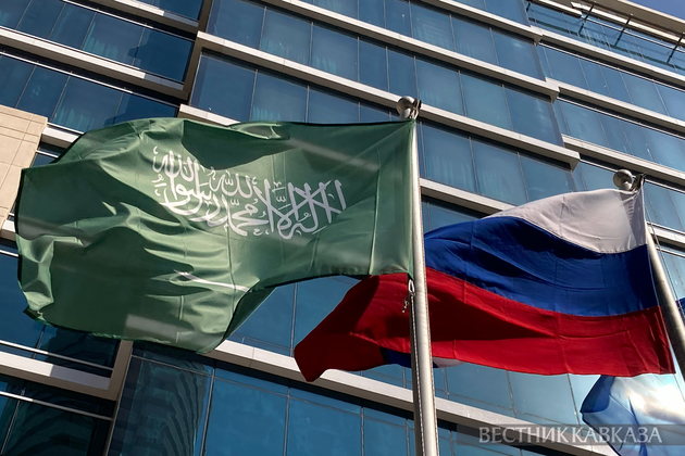 Флаги Саудовской Аравии и России