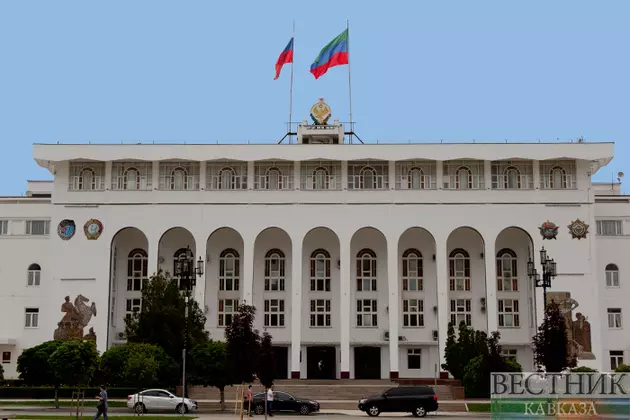 Меликов поручил наградить мужчин, спасших пассажиров тонущего такси