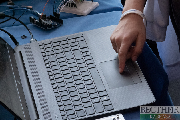 Руки на ноутбуке