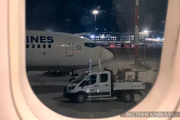 Вид из окна самолета в аэропорту