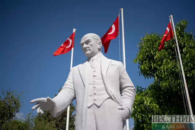 Памятник Ататюрку