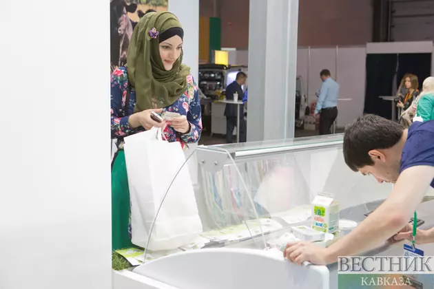 Посетительница выставки Халяль