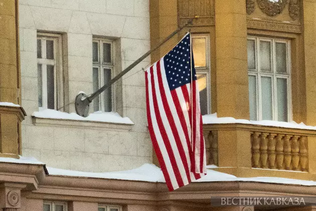 Флаг США на посольстве в Москве