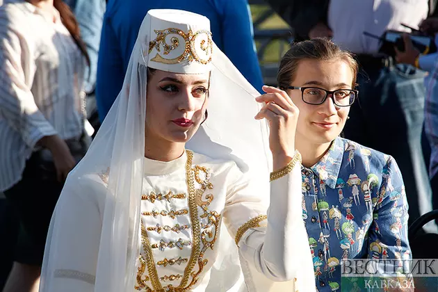 Мамисон готовит праздничную программу для женщин