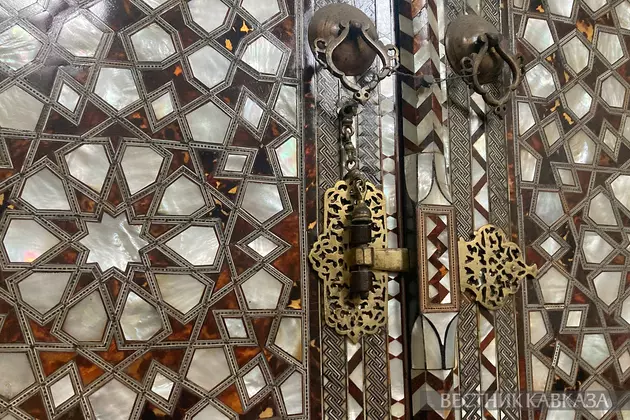 Восточные двери