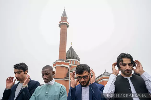 Праздничная молитва у Мемориальной мечети на Поклонной горе