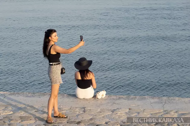 Отдыхающие люди у моря в Баку