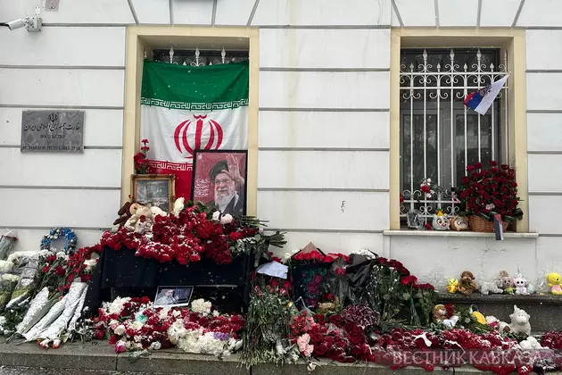 Цветы у посольства Ирана