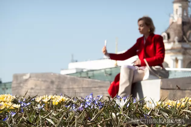 Цветение первоцветов в парке Зарядье