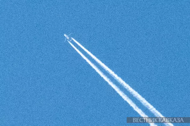 След от самолета в небе