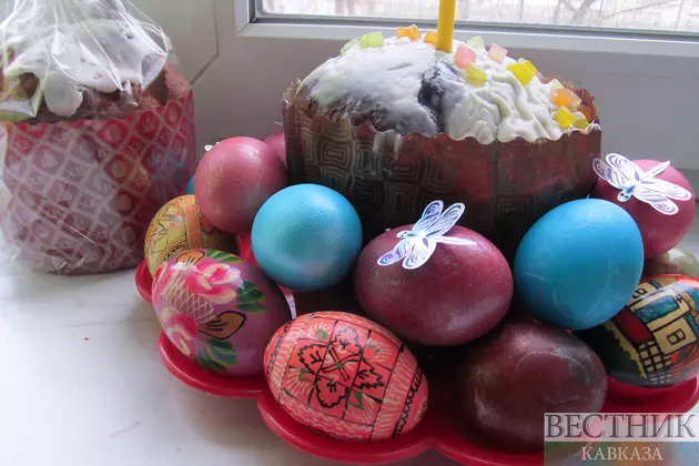 Кулич и крашенные яйца на пасху