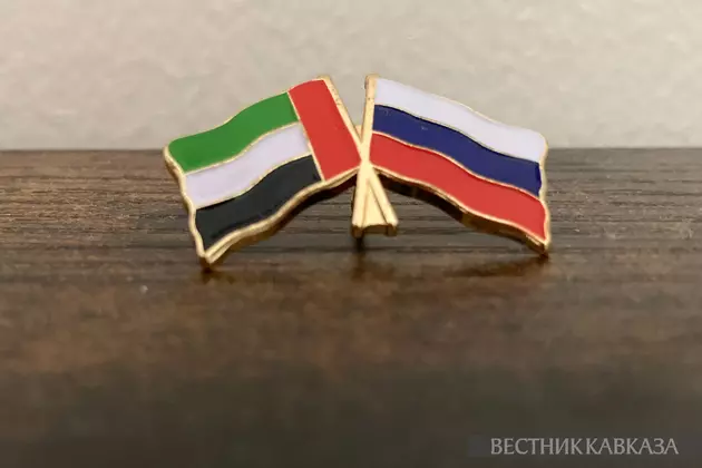 Значок с флагами ОАЭ и России