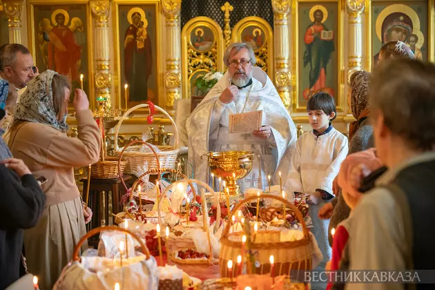 Освящение куличей в Церкви Троицы Живоначальной в Серебряниках