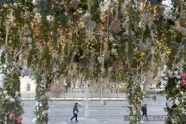 Пасхальные украшения около Храма Христа Спасителя