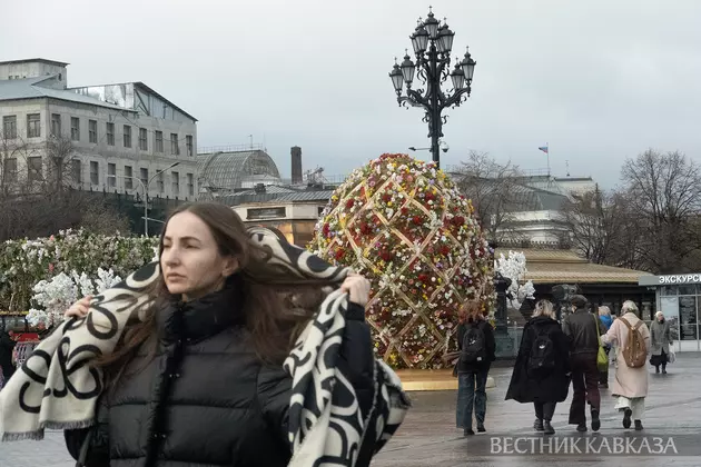 Пасхальные украшения около Храма Христа Спасителя