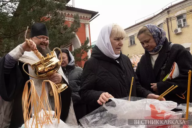 Освящение куличей в Высоко-Петровском ставропигиальном мужском монастыре