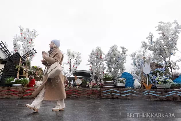 Пасхальные украшения около Храма Христа Спасителя
