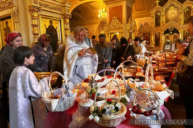 Освящение куличей в Церкви Троицы Живоначальной в Серебряниках