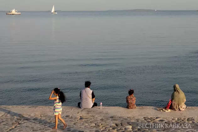 Отдыхающие люди у моря в Баку
