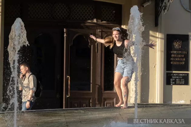 Девушка в фонтане