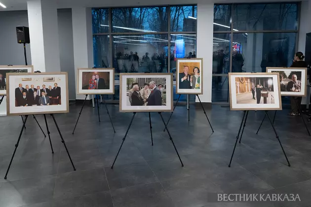 Фотовыставка на премьере фильма про Александа Дзасохова