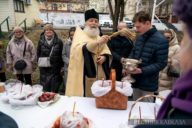 Освящение куличей в Церкви Успения в Путинках