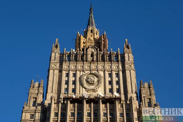 Здание МИД в Москве в ясную погоду