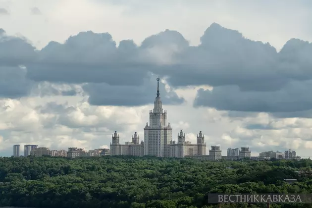Вид на МГУ летом