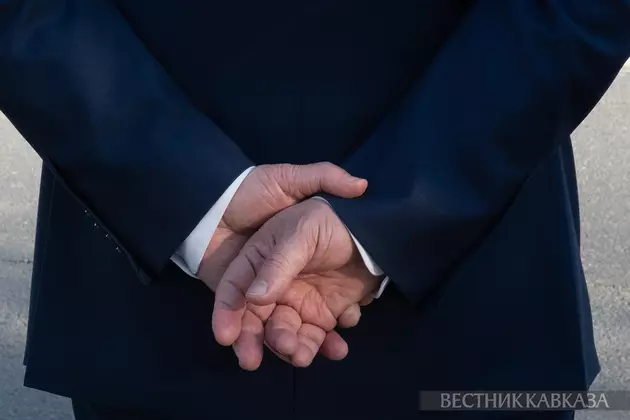 Руки за спиной