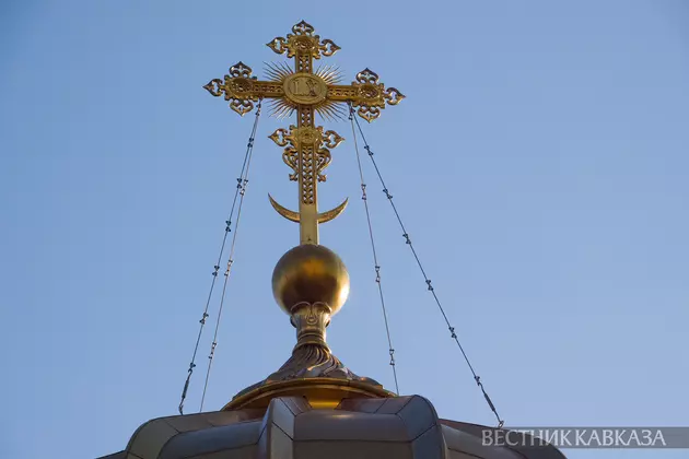 Крест на куполе храма