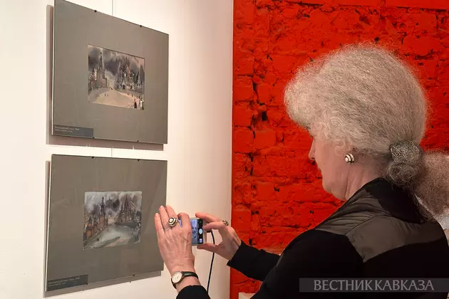 Посетительница выставки Татьяны Мавриной