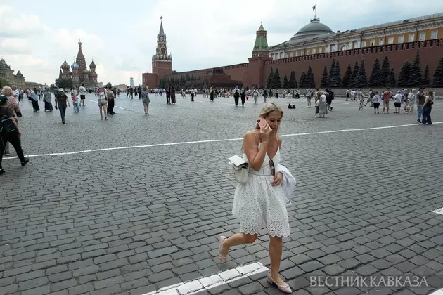 Туристка на Красной площади в Москве
