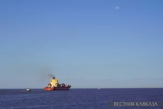 Контейнеровоз в море