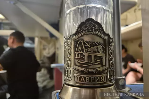 Стакан с чаем в поезде Таврия