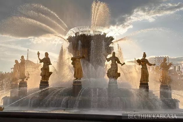 Фонтан Дружба народов на ВДНХ на закате