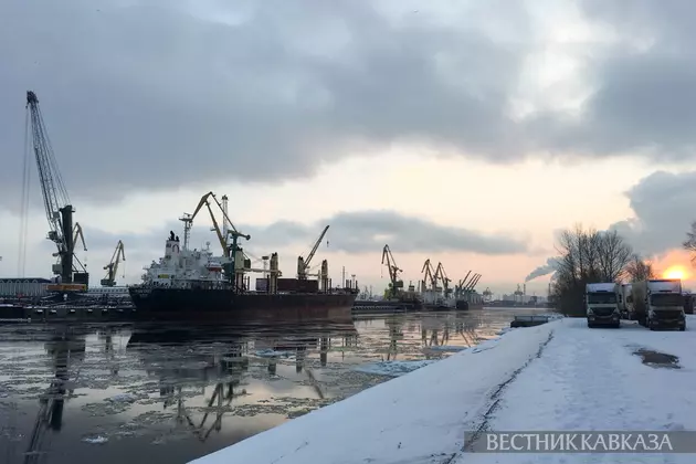 Грузовой кран в порту