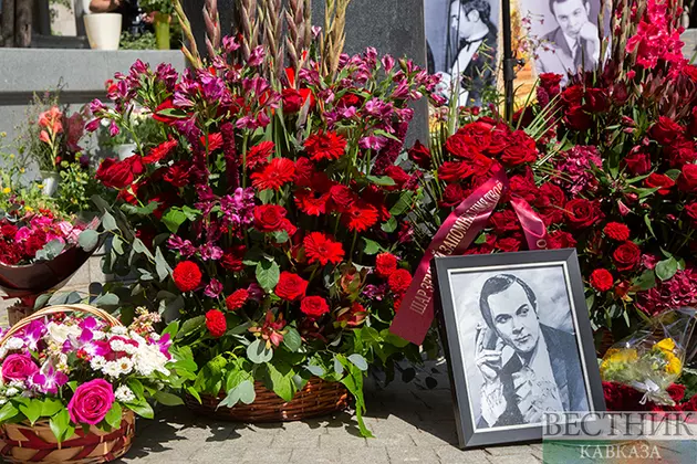 Цветы у памятника Муслима Магомаева