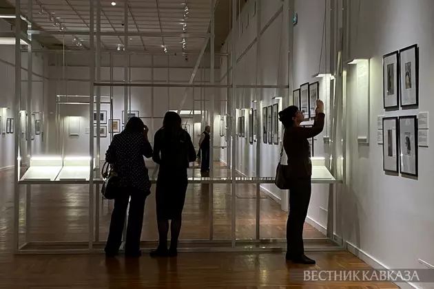 Посетители на выставке графики