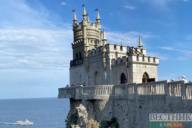 Сотни человек тушат лесной пожар в Ялте