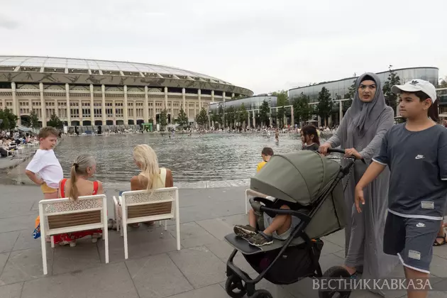 Отдыхающие у фонтана в Лужниках