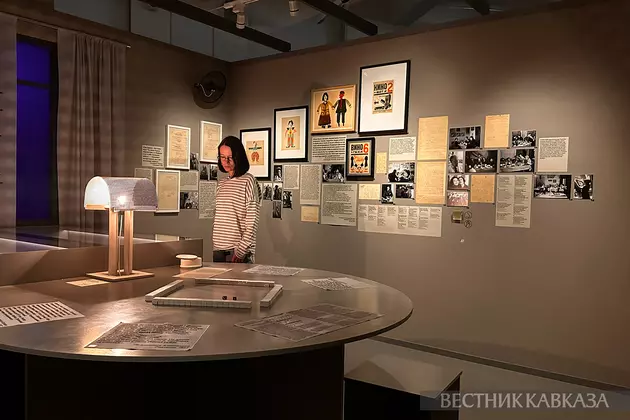 Посетительница выставки Дом 21