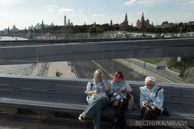 Туристы на Парящем мосту в Зарядье