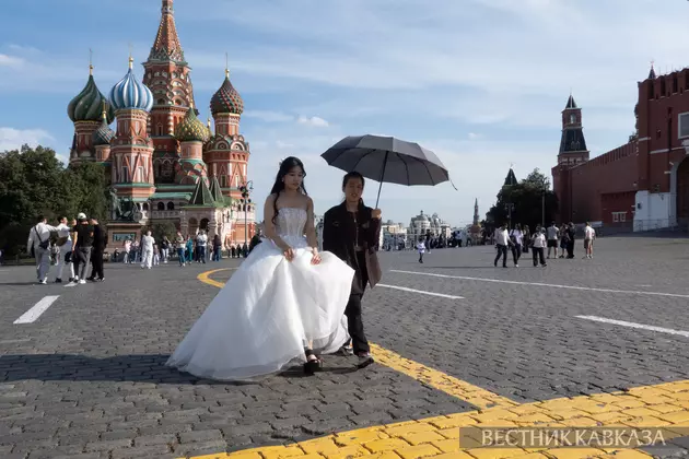 Жених и невеста на Красной площади