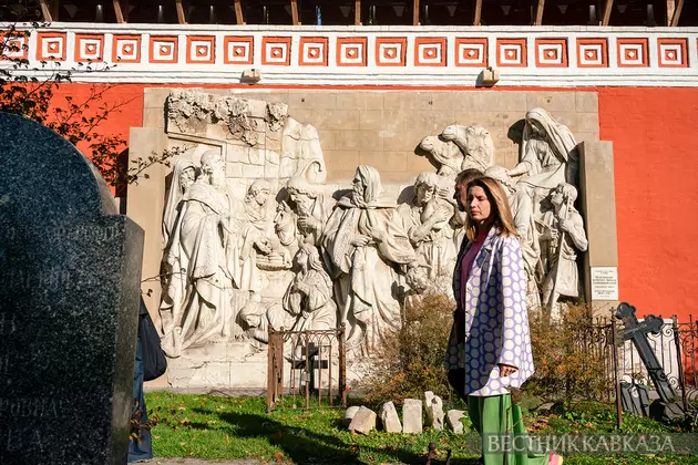 Туристы в Донском монастыре