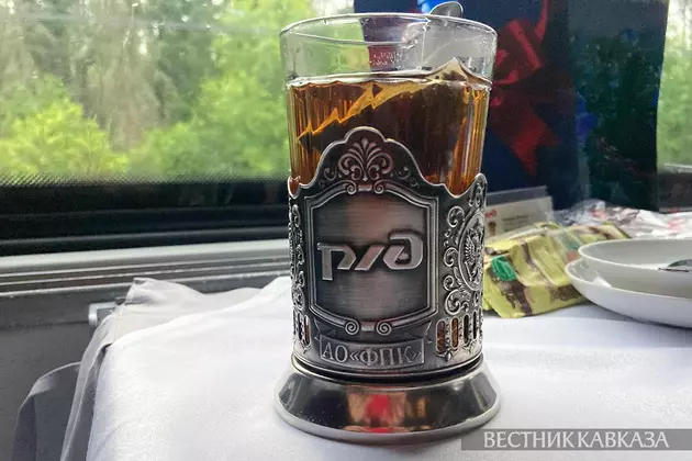 Стакан с чаем в поезде