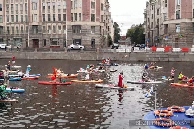 Костюмированный сап-заплыв в Санкт-Петербурге