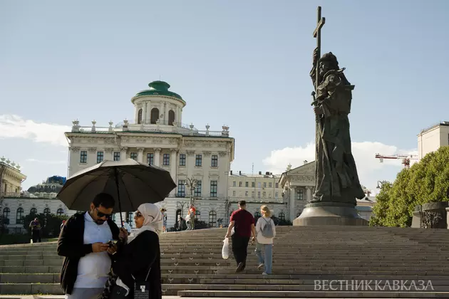 Туристы у памятника князю Владимиру
